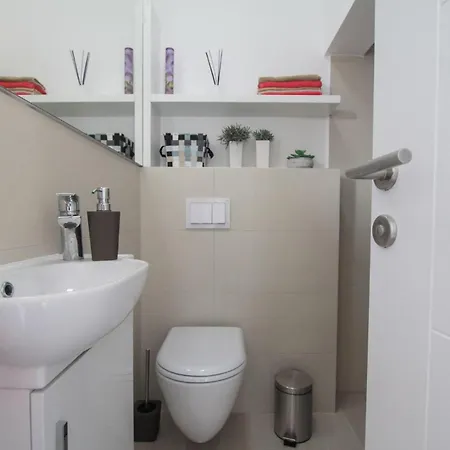 Gorgeous In Okrug Gornji Apartment
