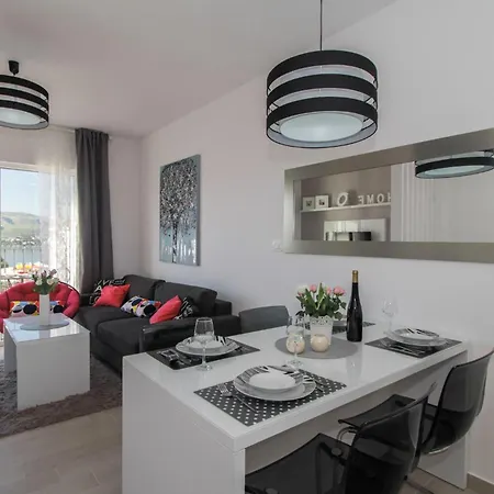 Gorgeous In Okrug Gornji Apartman Trogir