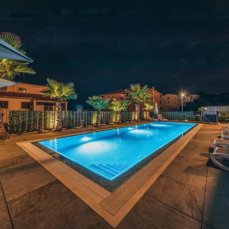 Апартаменты Lovely In Okrug Gornji