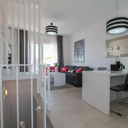 Апартаменты Lovely In Okrug Gornji